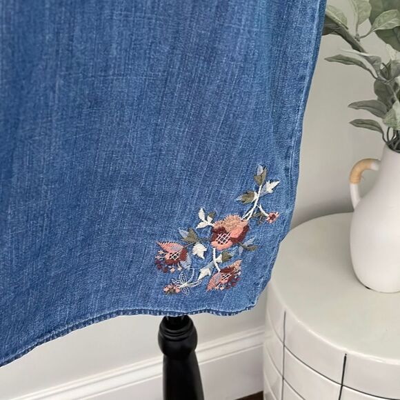 Abercrombie and Fitch Denim Sheath Dress. Size Medium w/embroidered flowers - Picture 3 of 9